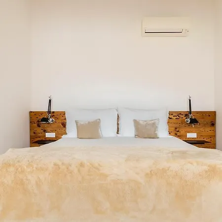 Plum Guide - Sterling Brass Apartment Lisbon