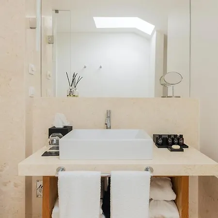 Plum Guide - Sterling Brass Apartment Lisbon