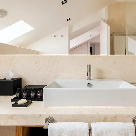 Apartment Plum Guide - Sterling Brass Lisbon